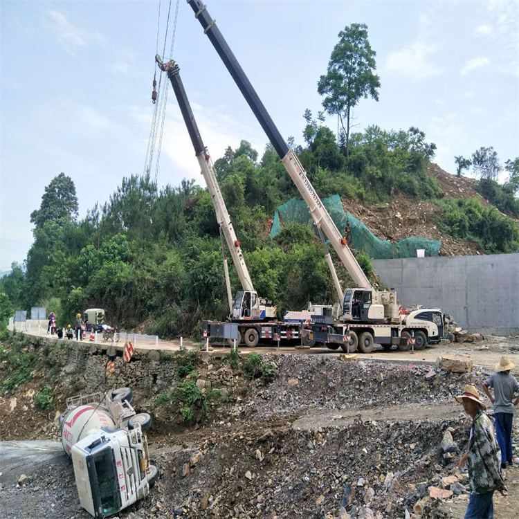 望江县汽车掉沟里叫吊车救援要多少钱
